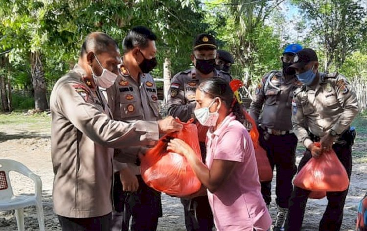 Peduli Covid – 19, Wakapolda NTT Berikan Paket Sembako Ke Warga Terdampak Di Pulau Terselatan