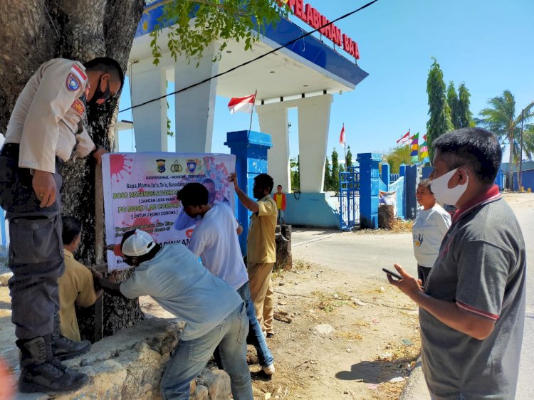 Cegah Covid – 19, Bhabinkamtibmas Kota Ba’a Gencar Pasang Spanduk Himbauan