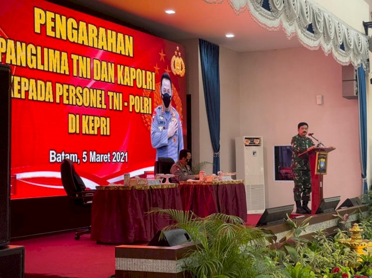 PANGLIMA TNI DAN KAPOLRI TINJAU LANGSUNG PELAKSANAAN VAKSINASI PRAJURIT TNI-POLRI DI POLDA KEPRI