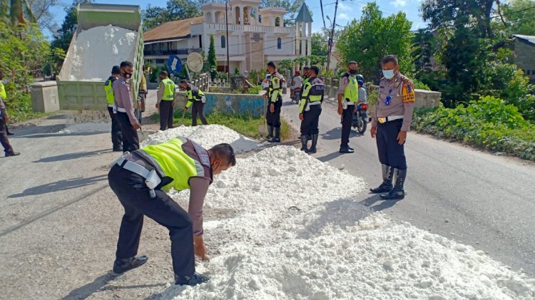 Operasi Keselamatan, Sat Lantas Polres Rote Ndao Tambal Jalan Berlubang Demi Cegah Laka Lantas