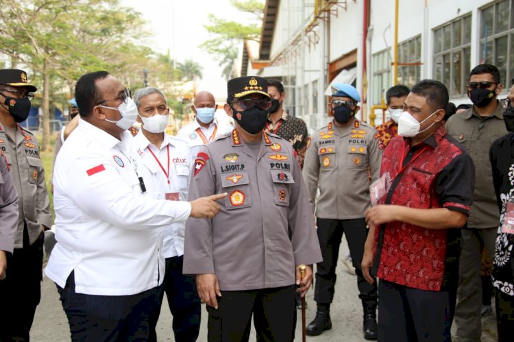 Tinjau Vaksinasi Buruh, Kapolri Harap Pertumbuhan Ekonomi Membaik