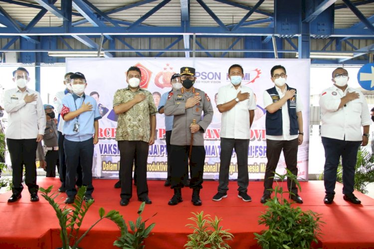 Tinjau Vaksinasi Buruh, Kapolri Minta Buruh Terus Kawal Program Pemerintah Wujudkan Herd Immunity