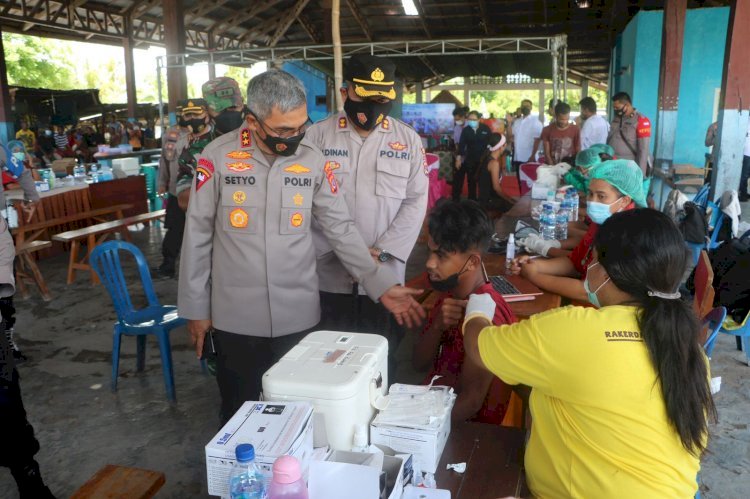 Tinjau Vaksinasi Massal di Terminal Noelbaki, Kapolda NTT : Untuk Pencapaian Target, Perlu Adanya Terobosan, Inovasi dan Kreasi