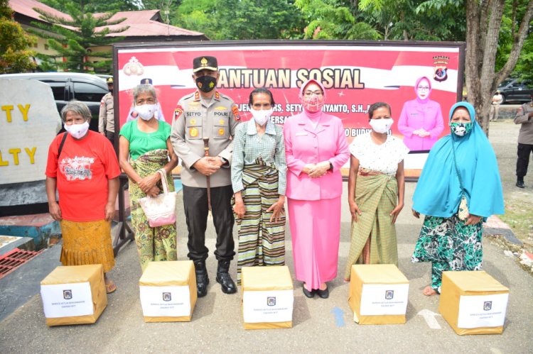 Beri Bansos Kepada Masyarakat Terdampak Covid 19, Kapolda NTT: Semoga Bermanfaat