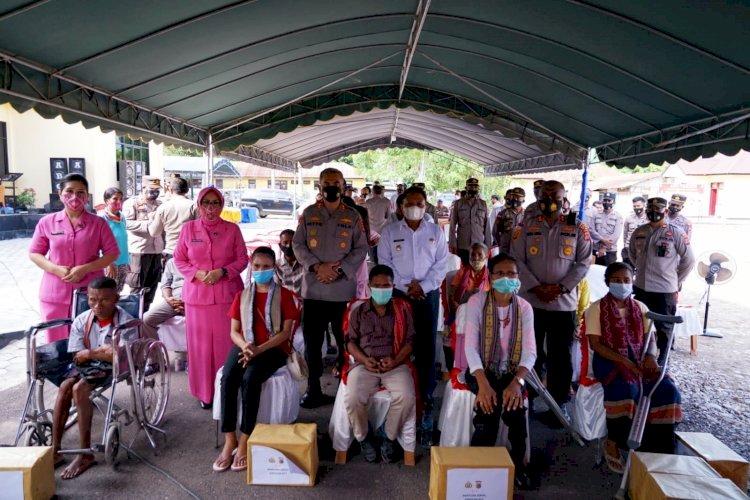 Kunjungan Kerja ke Polres Malaka, Kapolda NTT Beri Bantuan Sosial kepada Penyandang Disabilitas