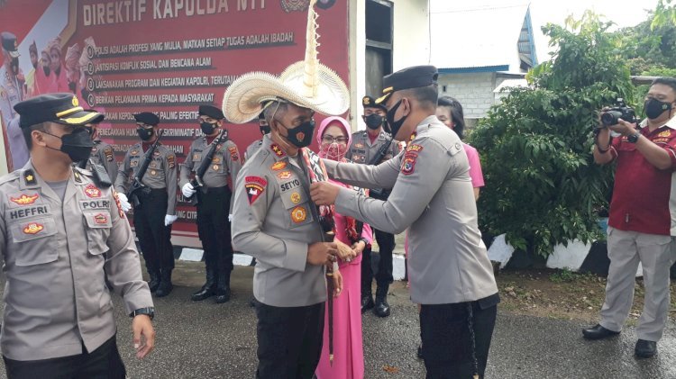 Tiba di Polres Paling Selatan NKRI, Kapolda NTT Disambut Dengan Acara Adat Rote Ndao Pemakaian Topi Ti'i Langga