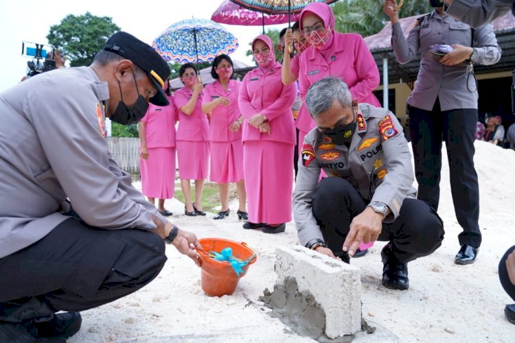 Lakukan Peletakan Batu Pertama Pembangunan Lapangan Tenis Polres Rote Ndao, Sebut Kapolda NTT untuk Bangun Kedekatan dengan Masyarakat