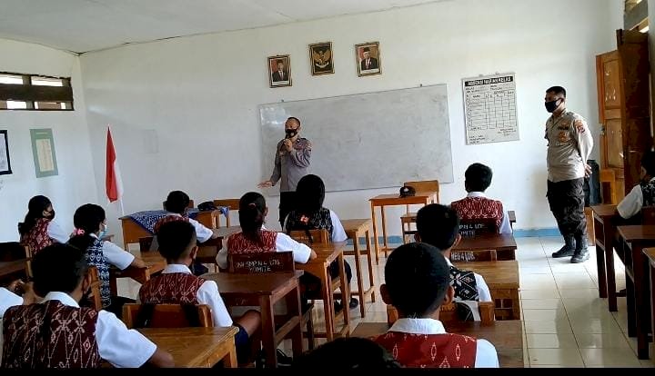 Sambangi Sekolah, Personel Polsek Lobalain Berikan Sosialisasi Vaksinasi