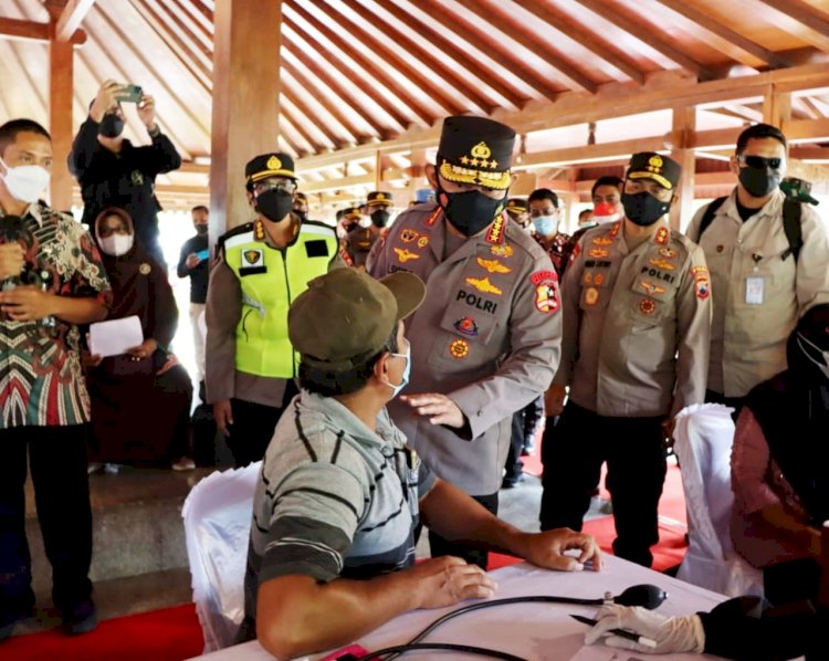 Gelar Vaksinasi di Candi Borobudur, Kapolri: Percepatan di Tempat Wisata yang Interaksi Tinggi 