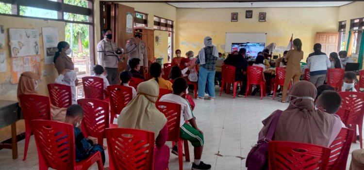 Berikan Edukasi Dan Motivasi, Personel Polres Rote Ndao Terjun Langsung Saat Kegiatan Vaksinasi