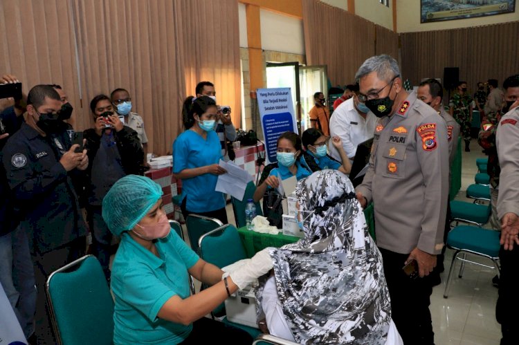 Tinjau Vaksinasi Serentak, Kapolda NTT Berharap Semua Masyarakat Dapat Divaksin Baik