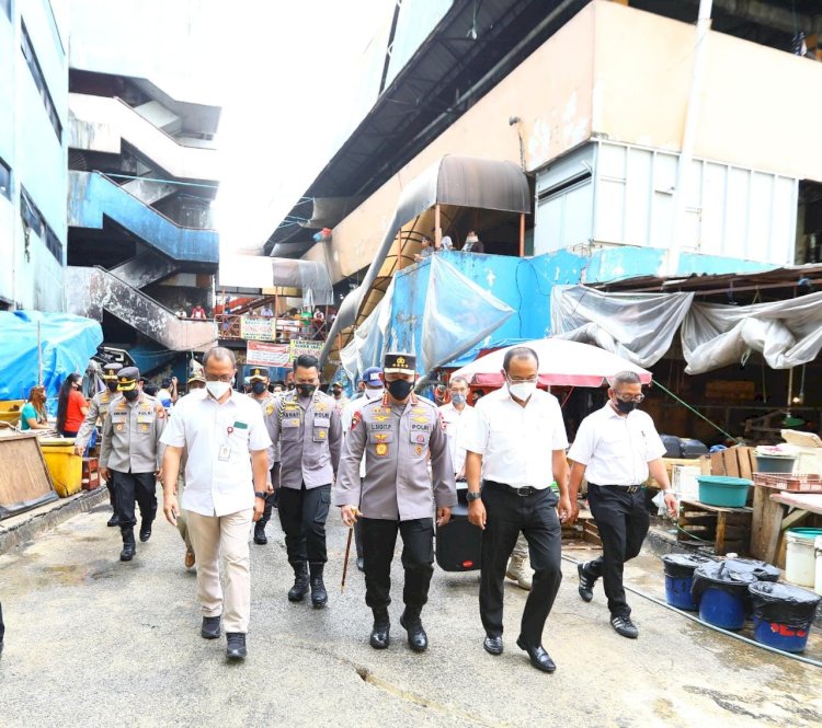 Tinjau Pasar Minggu, Kapolri Pastikan Stok Minyak Curah untuk Warga Aman