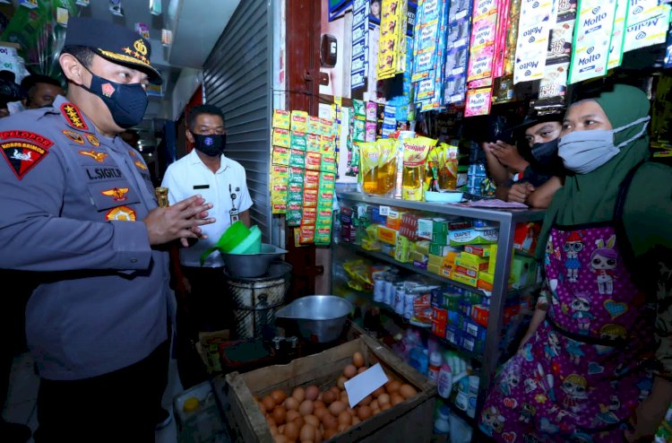 Tinjau Pasar Muntilan, Kapolri Minta Pedagang Laporkan Jika Distribusi Minyak Curah Terganggu