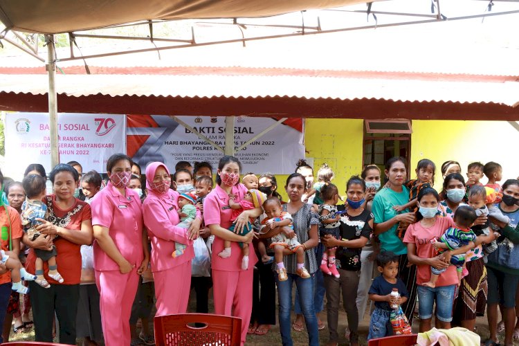 Cegah Stunting, Bhayangkari Cabang Rote Ndao Berikan Makanan Tambahan untuk Balita dan Ibu Hamil