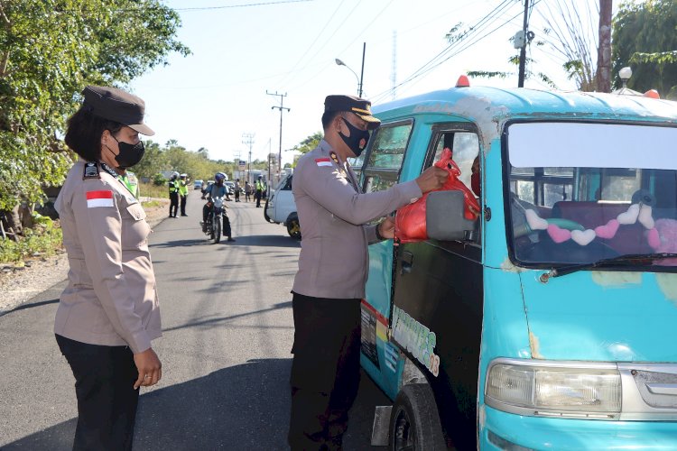 Pasca Kenaikan Harga BBM, Polres Rote Ndao Sasar Sopir Angkot Bagikan Sembako