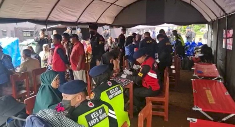 Tim Medis Brimob Polri Jemput Bola Beri Pelayanan Kesehatan Bagi Pengungsi Gempa Cianjur