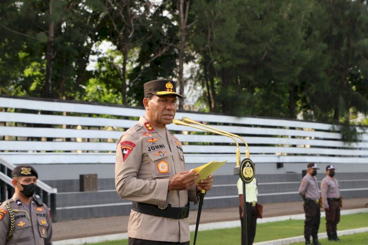 Kapolda NTT Irjen Pol Drs. Johni Asadoma, M.Hum berikan penghargaan kepada dua anggota Satpam