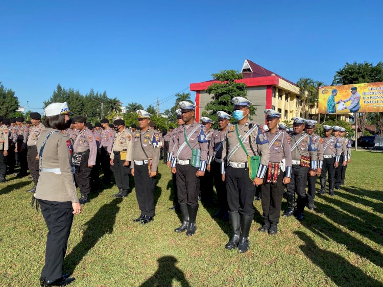 Unik, Serentak Anggota Polda NTT Kenakan Tas Motif Tradisional Produk UMKM