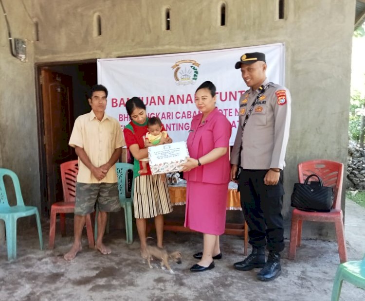 Peduli Stunting, Polsek Rote Barat Laut Berikan Bantuan Kepada Anak Penderita Stunting