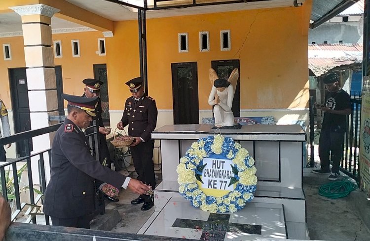 Jelang Hari Bhayangkara ke-77, Polres Rote Ndao Ziarah Makam Purnawirawan