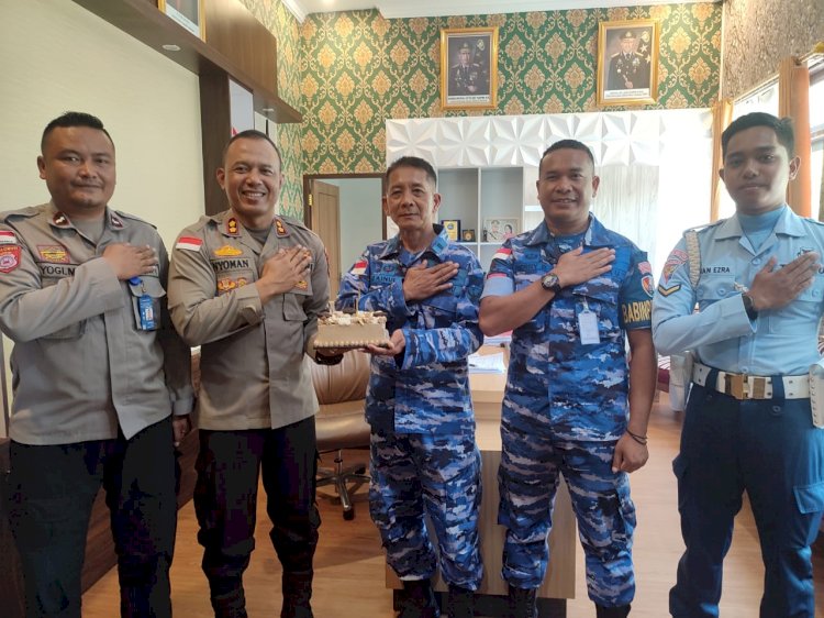 Danpos AU Rote Berikan Surprise Kue Ulang Tahun ke Kapolres, Wujud Sinergitas TNI-Polri