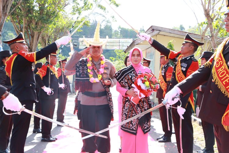 Masuk Mako Polres Rote Ndao, Kapolres Baru AKBP Mardiono Disambut Dengan Pedang Pora