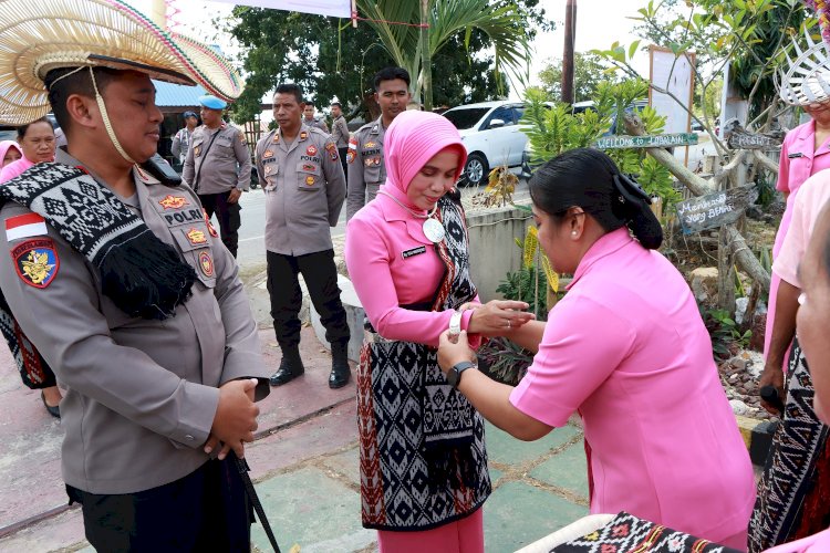 Didampingi Ketua Cabang Bhayangkari dan PJU Polres, Kapolres Rote Ndao Melakukan Kunjungan Kerja di Polsek Lobalain