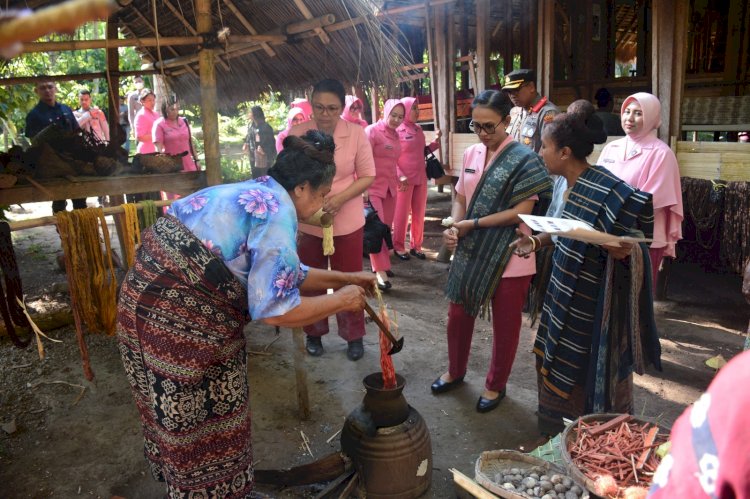 Dukung Kebudayaan di Sikka, Ketua Umum Bhayangkari Ny. Juliati Sigit Prabowo Kunjungi Sangar Tenun Ikat Lepo Lorun
