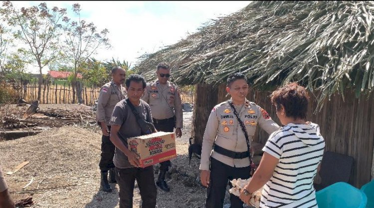 Peduli Korban Kebakaran, Polsek Rote Tengah Berikan Bantuan Sembako dan Semen