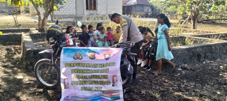 Cerdaskan Anak Bangsa Dengan Membaca, Bhabinkamtibmas Desa Lekunik Giatkan Perpustakaan Keliling