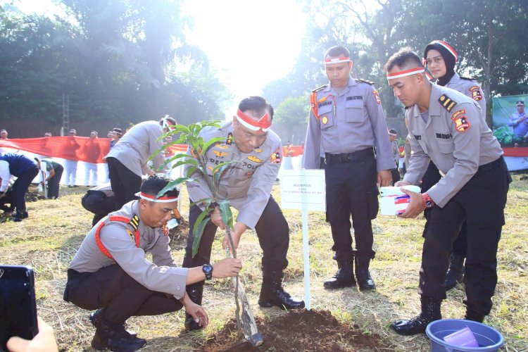 Cetak Rekor Tanam 21 Juta Pohon, Polri Raih Dua Penghargaan dari MURI