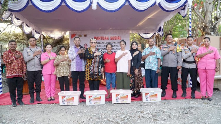 Kunjungi Rumah Tua dan Makam Leluhur, Kapolda NTT Berikan Bantuan Sosial Kepada Masyarakat