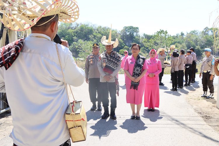 Memasuki Mapolres Rote Ndao, Kapolda NTT Diterima Secara Adat dan Dinas