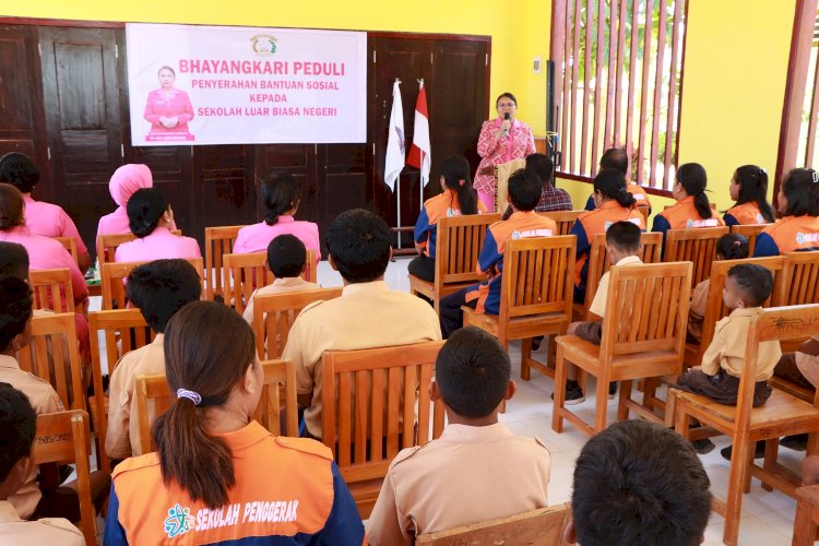 Peduli Disabilitas, Ketua Bhayangkari Daerah NTT Mengunjungi SLB Negeri Lobalain