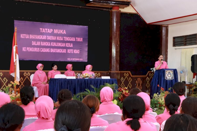 Tatap Muka Dengan Bhayangkari Cabang Rote Ndao, Ketua Bhayangkari Daerah NTT Berikan Arahan