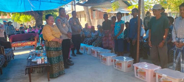 Menyeberangi Laut, Kapolda NTT Kembali Berikan Bantuan Sosial Kepada Masyarakat Pulau Terluar