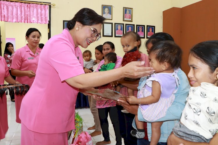 Peduli Stunting, Ketua Bhayangkari Daerah NTT Berikan Bantuan Sosial Kepada Anak Stunting
