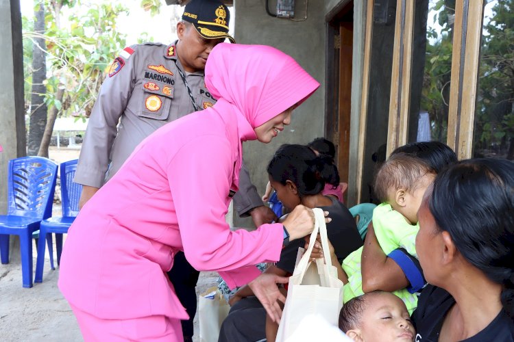 Gerakan Peduli Stunting, Bhayangkari Cabang Rote Ndao Cek Kesehatan dan Berikan Bansos ke Anak Stunting