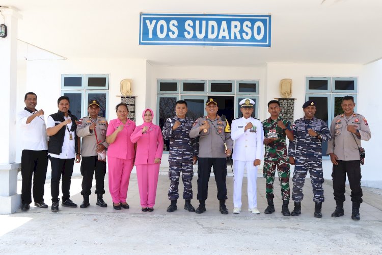 Beri Kejutan HUT TNI AL ke-78, Kapolres Rote Ndao Bertandang ke Mako Lanal Pulau Rote Bawa Kue Ulang Tahun