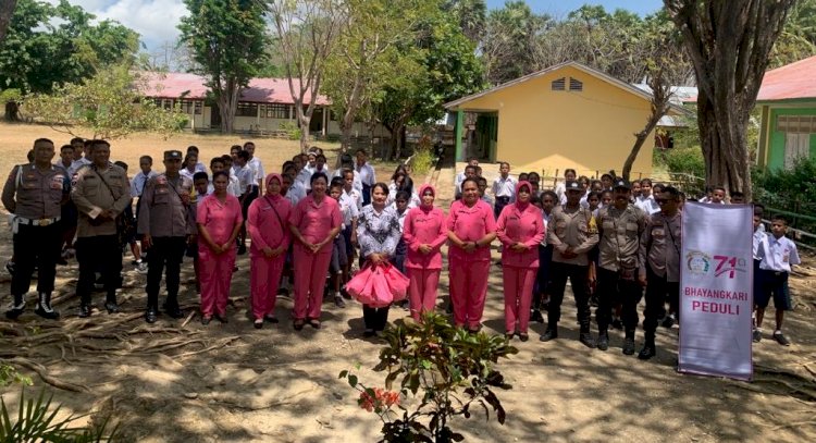 Bhayangkari Peduli, Ketua Cabang Bhayangkari Rote Ndao Salurkan Bantuan Sosial Kepada Siswa-Siswi Membutuhkan