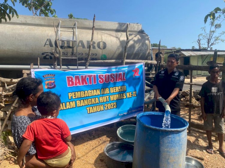 Jelang HUT Humas ke-72, Si Humas Polres Rote Ndao Salurkan Bantuan Air Bersih Door to Door