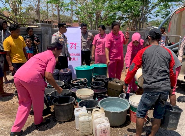 Sambut HKGB ke-71 Tahun 2023, Bhayangkari Cabang Rote Ndao Laksanakan Bakti Sosial Bagi Air Bersih