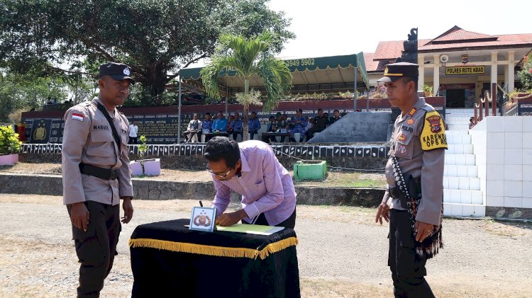 Bersama KPUD, Bawaslu dan Pimpinan Partai Politik se-Kabupaten Rote Ndao, Kapolres Tanda Tangani Pakta Integritas Pemilu Damai