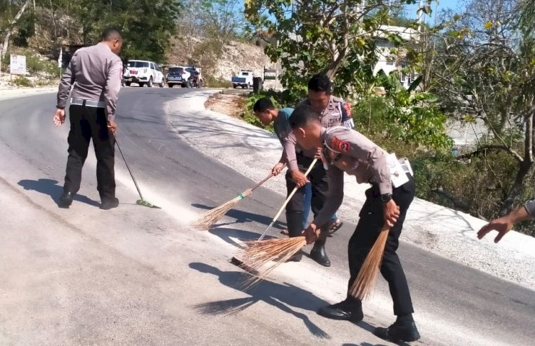 Cegah Terjadinya Laka Lantas, Satuan Lalu-lintas Polres Rote Ndao Bersihkan Jalan Raya