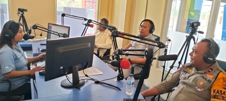Talkshow di Radio, Satuan Lalu-Lintas Polres Rote Ndao Sosialisasikan Kamseltibcarlantas Kepada Masyarakat