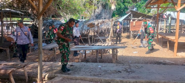 Wujud Kepedulian TNI-Polri, Personel Polsek RBD dan Koramil Batutua Kompak Gotong Royong Bersihkan Pasar Tradisional Batutua
