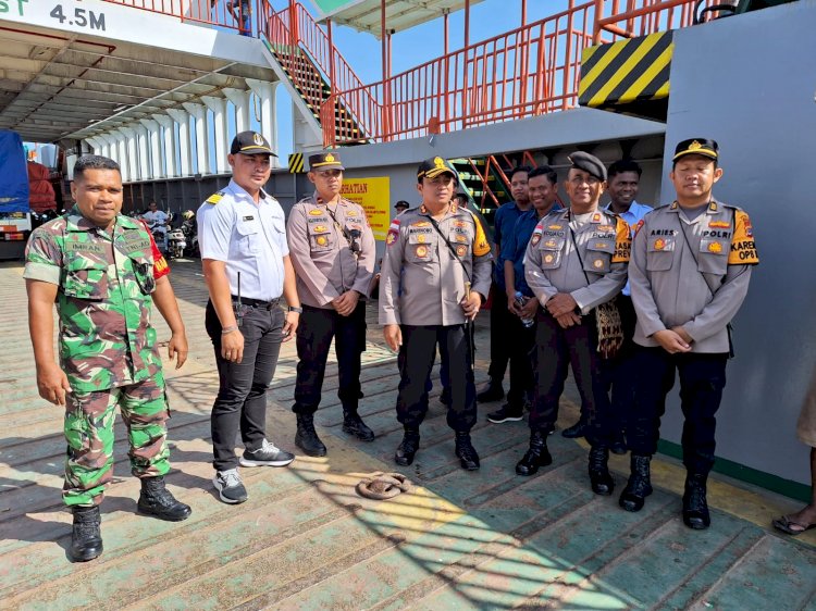 Bersama PJU, Kapolres Rote Ndao Pantau Arus Mudik di Pelabuhan ASDP Pantai Baru