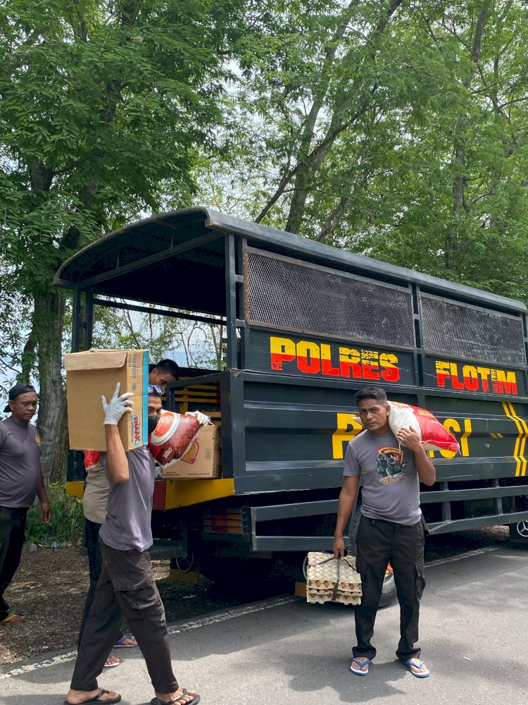 Polres Flotim Beri Bantuan Sosial untuk Pengungsi Mandiri di Kebun Desa Konga