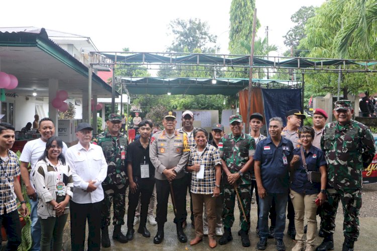 Pastikan Pemilu Berjalan Lancar di Kota Kupang, Kapolda NTT Irjen Pol. Daniel Tahi Monang Silitonga Cek TPS