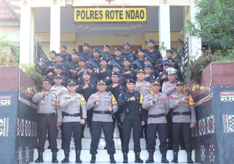 Usai Laksanakan Tugas, Kapolres Rote Ndao Melepas Personel BKO Brimob Polda NTT Kembali ke Kesatuannya